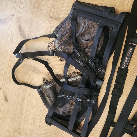 Victoria's Secret Black Strappy Bra And Garter Intimates XS - Picture 6 of 8